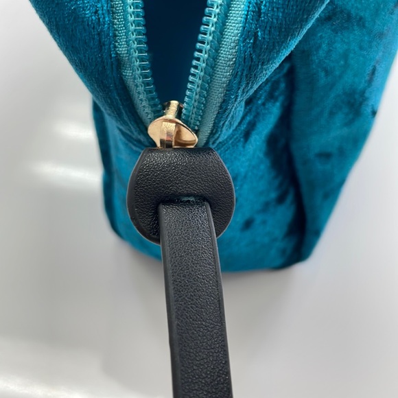 NEW • Velvet Pouch + Beauty samples - Picture 7 of 11